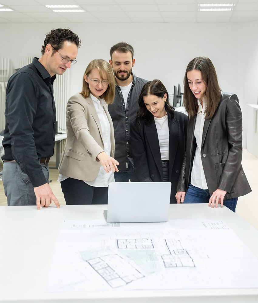 Generalübernehmer Bau - team bespricht bauprojekt am laptop